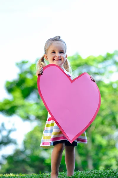 Bambino con cuore di carta — Foto Stock