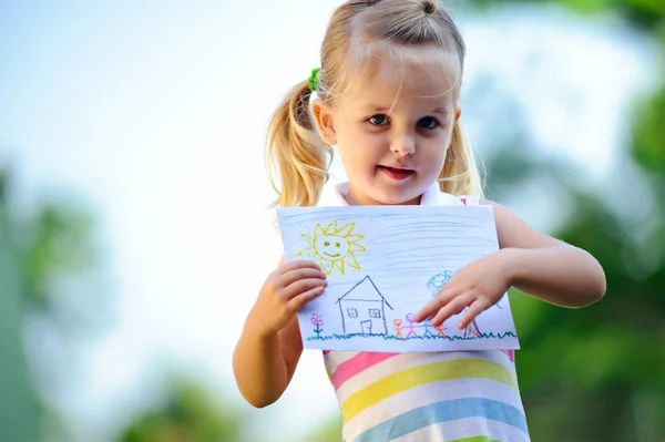 Dziecko trzymając rysunek — Zdjęcie stockowe