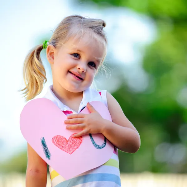 Corazón de niño sosteniendo — Foto de Stock