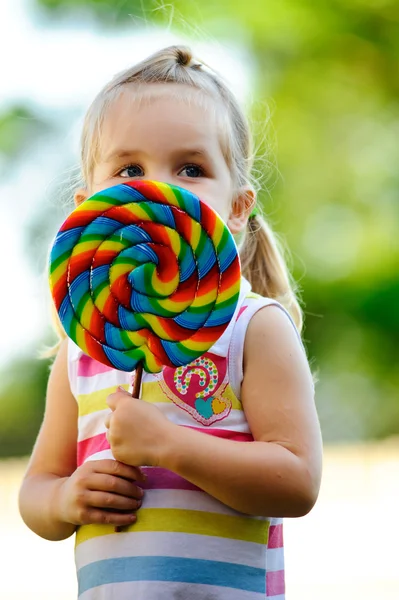 Niño con piruleta — Foto de Stock