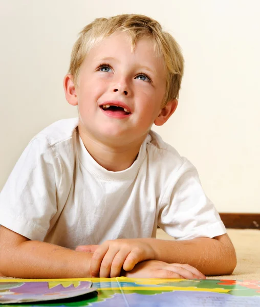 Lesefreudiger Junge — Stockfoto