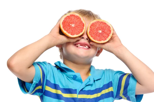 Menino brinca com frutas frescas — Fotografia de Stock