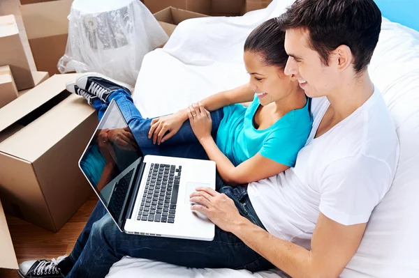 Couple on sofa moving — Stock Photo, Image