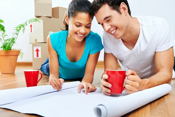 New home plans couple — Stock Photo, Image