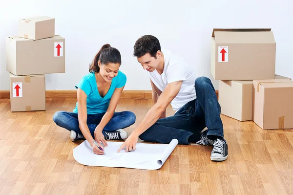 Pareja haciendo planes — Foto de Stock