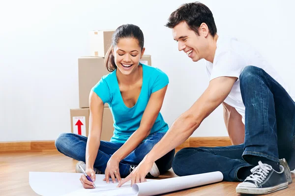 Casal fazendo planos — Fotografia de Stock