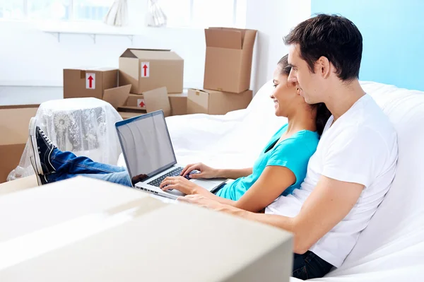 Couple on sofa moving — Stock Photo, Image