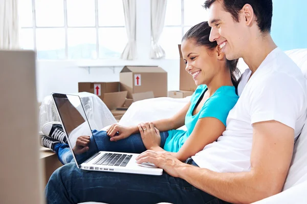 Couple on sofa moving — Stock Photo, Image