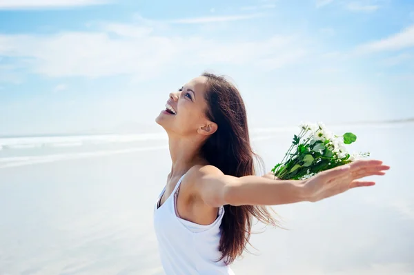 Spiaggia donna spensierata — Foto Stock