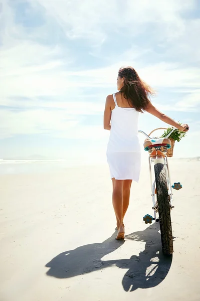 Empurrando bicicleta na praia — Fotografia de Stock