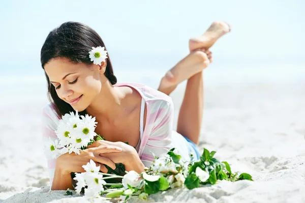 Spiaggia rilassante donna — Foto Stock