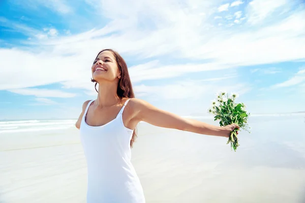 Spiaggia donna spensierata — Foto Stock