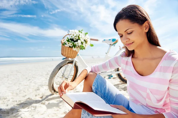 Пляжный велосипед женщина читает книгу — стоковое фото