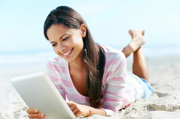 Tablet spiaggia donna — Foto Stock