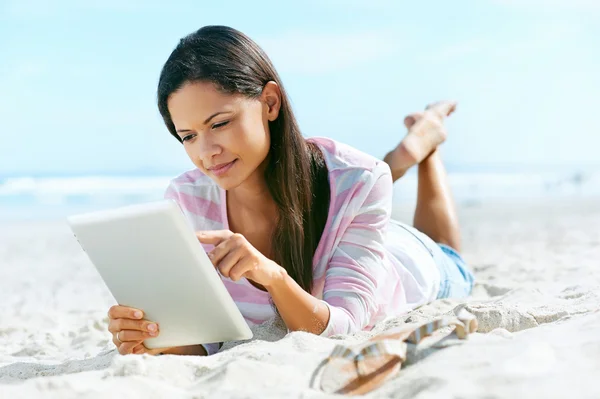 Tablet spiaggia donna — Foto Stock