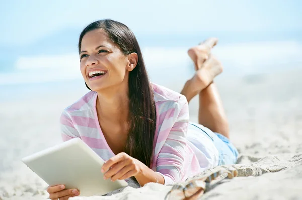 Tablet spiaggia donna — Foto Stock