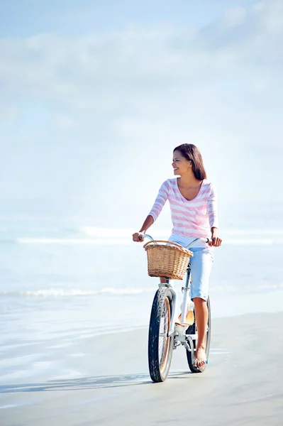 Strand fiets vrouw — Stockfoto