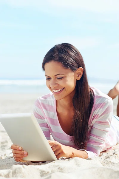 Tablet spiaggia donna — Foto Stock