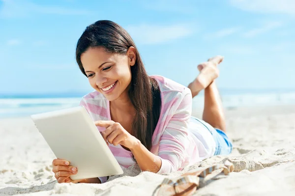 Tabletu beach žena — Stock fotografie