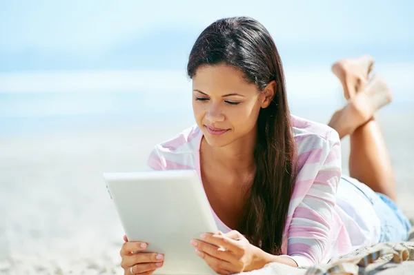 Tablet mulher praia — Fotografia de Stock