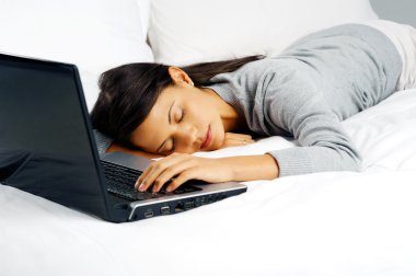 yorgun kadın laptop