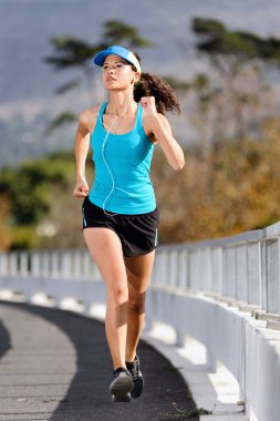 kaldırım çalışan kadın