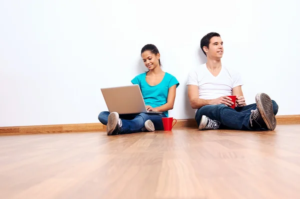 Couple laptop floor — Stock Photo, Image