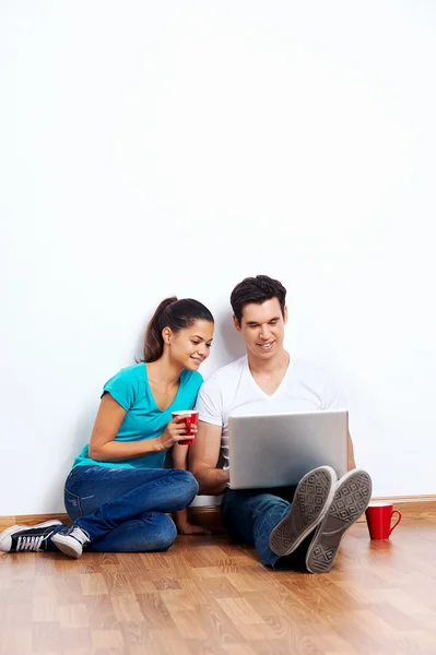 Couple laptop floor — Stock Photo, Image