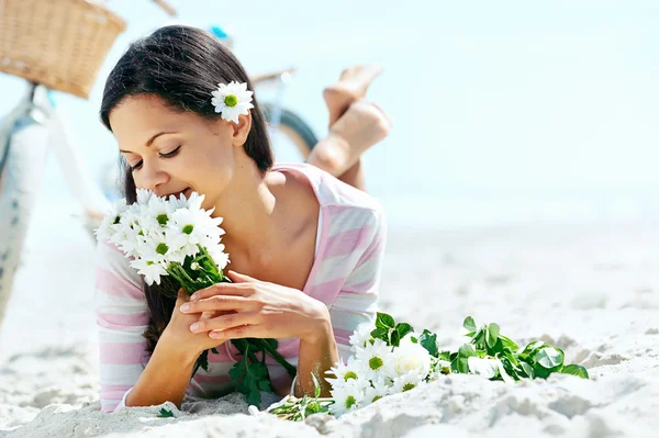 Plage détente femme — Photo