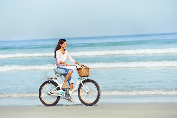 Plaży rower kobieta — Zdjęcie stockowe
