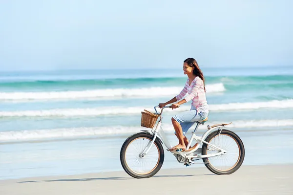 Stranden cykel kvinna — Stockfoto