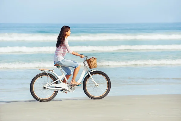 Strand fiets vrouw — Stockfoto