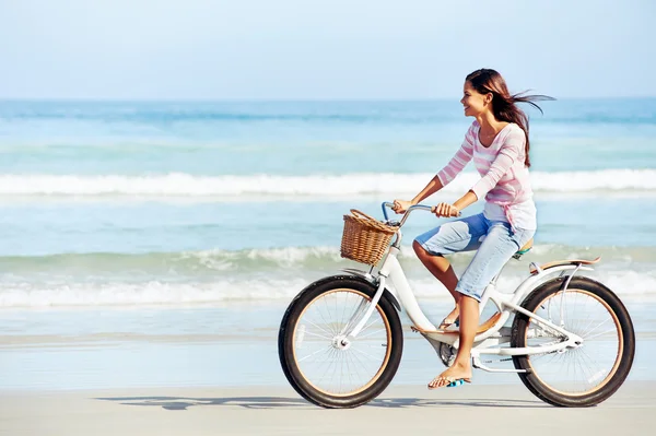 Stranden cykel kvinna — Stockfoto