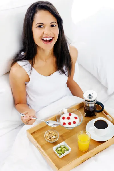 Pequeno-almoço na cama mulher — Fotografia de Stock