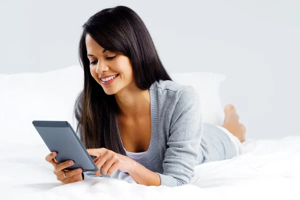 Tablet reading woman — Stock Photo, Image