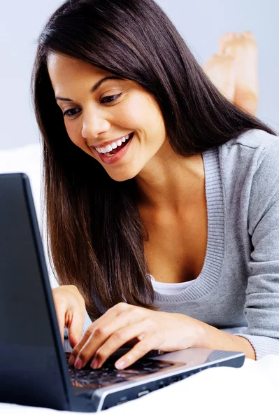 Casual laptop bedroom woman — Stock Photo, Image