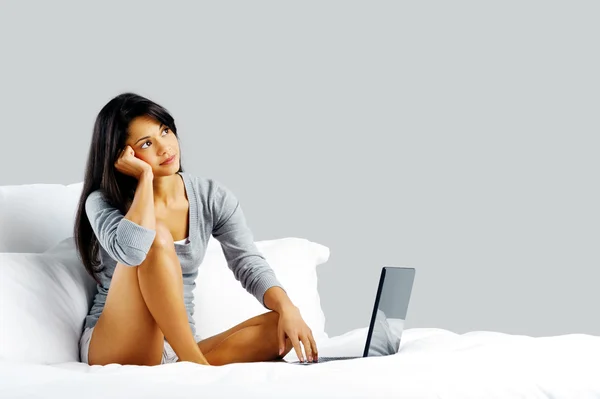 Laptop mulher cama feliz — Fotografia de Stock