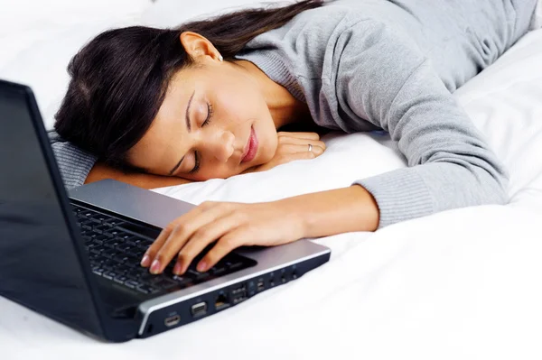 コンピューターの女性で寝ています。 — ストック写真