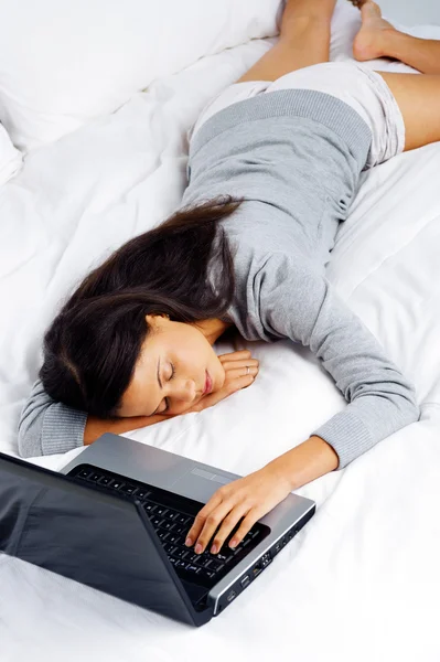 Durmiendo en la computadora mujer — Foto de Stock