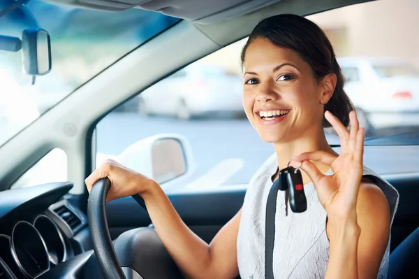 Mujer coche nuevo — Foto de Stock