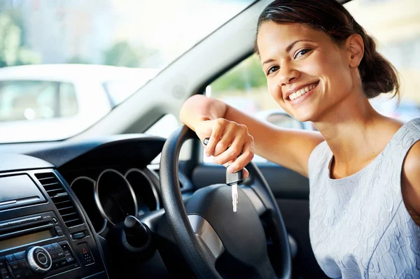 Frau mit neuem Auto — Stockfoto