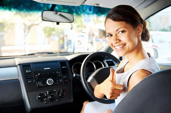 Frau mit neuem Auto — Stockfoto