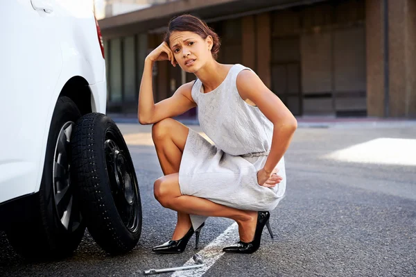 Flat tire woman — Zdjęcie stockowe