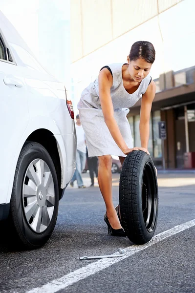 Flat tire woman — Zdjęcie stockowe