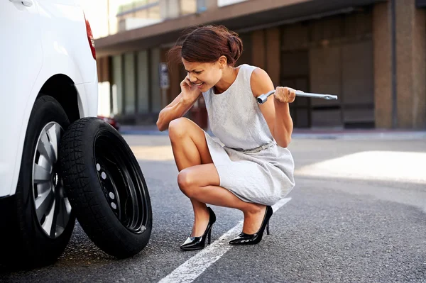 Businesswoman flat tire — Zdjęcie stockowe