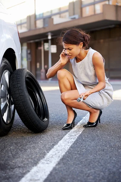 Businesswoman flat tire — Zdjęcie stockowe