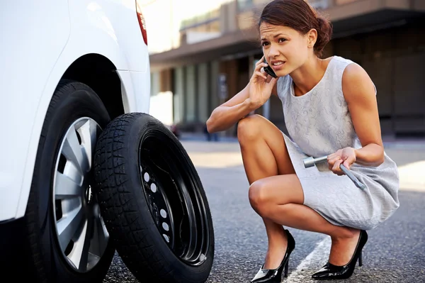 Businesswoman flat tire — Zdjęcie stockowe