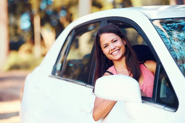 Roadtrip kvinna glad — Stockfoto