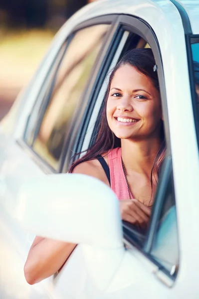 Roadtrip kvinna glad — Stockfoto
