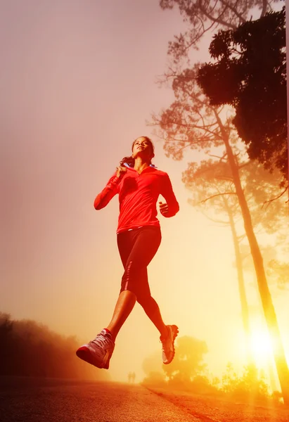 Sunrise běžící žena — Stock fotografie